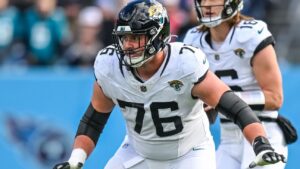 Source: Jags reach deal to re-sign G Cleveland