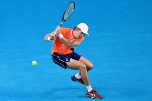 De Minaur rallies, ends 10-match skid vs. Tsitsipas